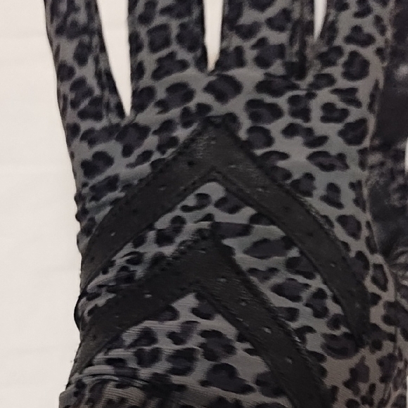Isotoner Black and Gray Patterned Gloves - Picture 7 of 8
